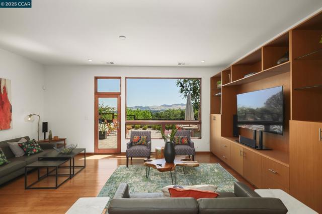 68 Terrace Rd, Walnut Creek CA: https://media.crmls.org/mediaz/6c5d6d7e-983e-4e39-900c-50be61cede83.jpg