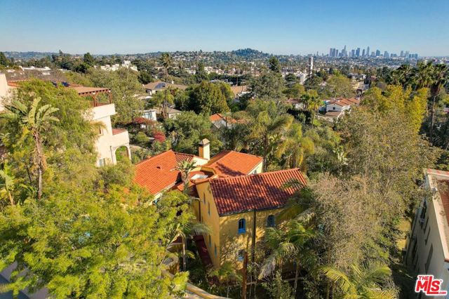 4778 Cromwell Avenue, Los Angeles CA: https://media.crmls.org/mediaz/6c5ec85b-08bd-42eb-bd3e-7b1f194ed607.jpg