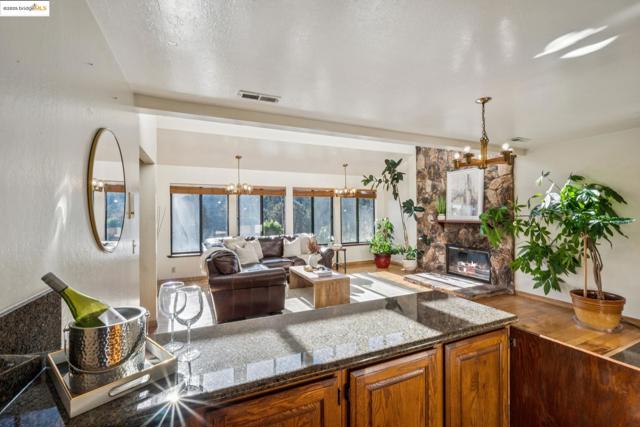 9090 Castlewood St, Oakland CA: https://media.crmls.org/mediaz/6c5f06c6-b9f4-4a41-93b3-8d870acc2a49.jpg