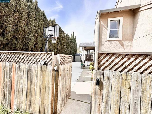 4301 Beechnut Ln, Oakley CA: https://media.crmls.org/mediaz/6c5f9430-3cd9-4472-bc7e-024f4031d187.jpg
