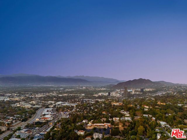 11531 Amanda Drive, Studio City CA: https://media.crmls.org/mediaz/6c5fe000-9165-49bf-9865-e193248b99a9.jpg