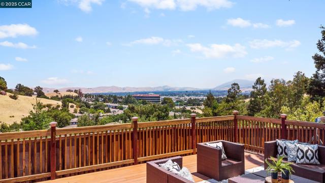2058 Marazzani Dr, Martinez CA: https://media.crmls.org/mediaz/6c6076b5-36f1-44f0-9ccf-f10643d1bc0e.jpg