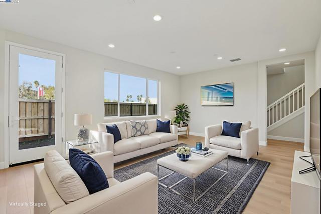 109 Creek View Cir, Fairfield CA: https://media.crmls.org/mediaz/6c60b62f-f9c4-4c87-820c-79d2ecb1d1cf.jpg