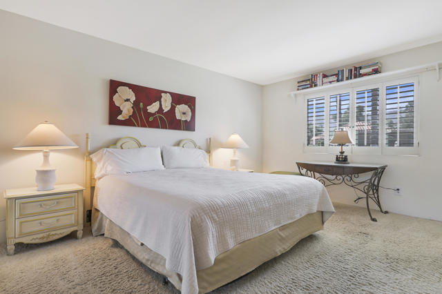 17 La Cerra Circle, Rancho Mirage CA: https://media.crmls.org/mediaz/6c60e732-5a3b-4e66-9bcc-631ea5700f45.jpg