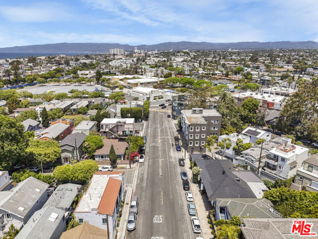 1300 Riviera Avenue, Venice CA: https://media.crmls.org/mediaz/6c613959-8d92-448a-b6a6-f24e0bbb21a9.jpg
