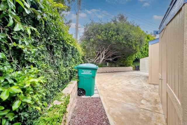 6496 Friendly Place, Carlsbad CA: https://media.crmls.org/mediaz/6c6218f3-fdda-4679-ad21-fea873fa4e6d.jpg