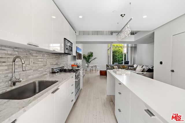 7917 Willoughby Avenue, Los Angeles CA: https://media.crmls.org/mediaz/6c624583-db78-4ee5-b1b3-f56e55cf7421.jpg