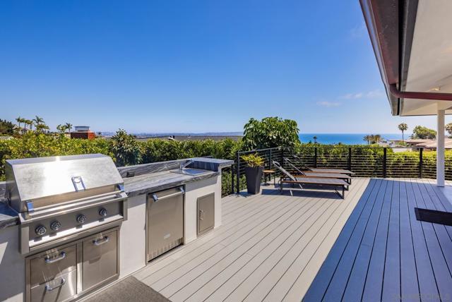 5560 Moonlight Lane, La Jolla CA: https://media.crmls.org/mediaz/6c63a12c-cb07-40d9-87d1-7331f34c335e.jpg