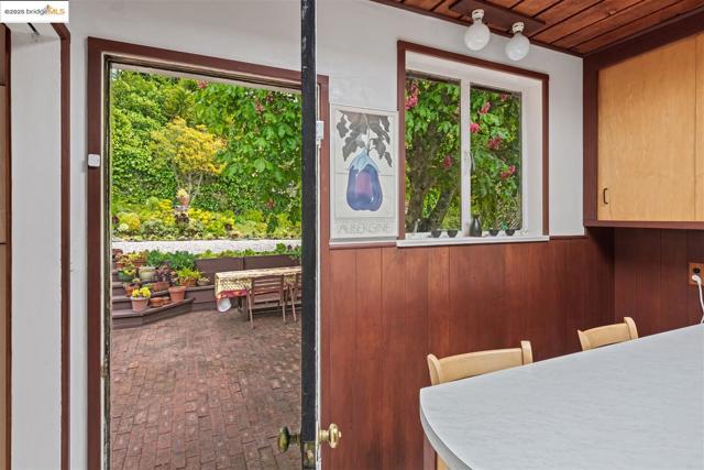 199 Fairlawn Dr, Berkeley CA: https://media.crmls.org/mediaz/6c63e030-6f8d-474d-95d7-47e19f84a2e7.jpg