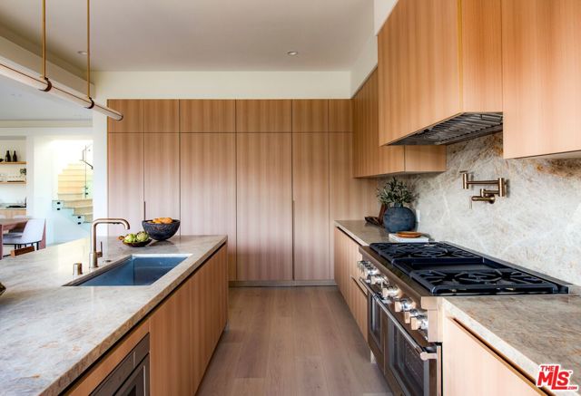 12806 Admiral Avenue, Los Angeles CA: https://media.crmls.org/mediaz/6c64c731-3463-4037-931a-44149548476c.jpg