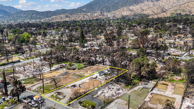 369 E Altadena Dr, Altadena CA: https://media.crmls.org/mediaz/6c64dad6-c8c5-474d-b3db-096698dc9747.jpg