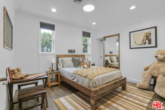 2926 Urban Avenue, Santa Monica CA: https://media.crmls.org/mediaz/6c652c8d-c9e3-48ae-a700-e9e25b1f5986.jpg