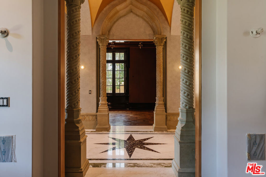 https://media.crmls.org/mediaz/6c65de52-7abb-461d-b6b6-549d2c8642c6.jpg?preset=X-Large