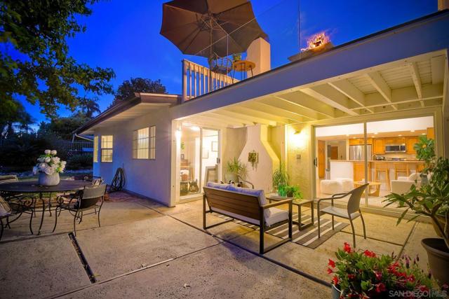7219 Mimosa Dr, Carlsbad CA: https://media.crmls.org/mediaz/6c65e3c9-60ef-4b76-8431-38d91140616e.jpg