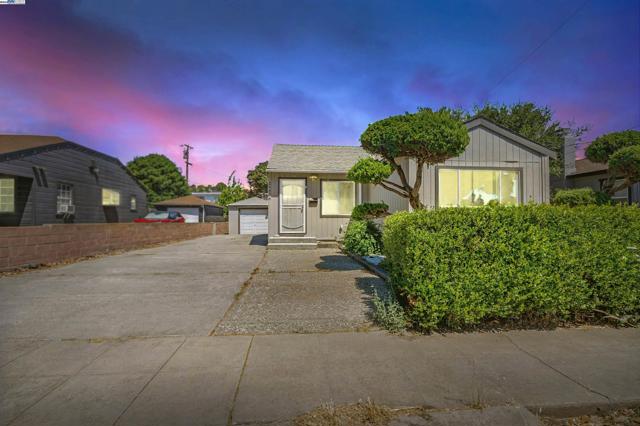 24576 Oneil Ave, Hayward CA: https://media.crmls.org/mediaz/6c665933-f983-420e-8d46-4eae17eb8190.jpg