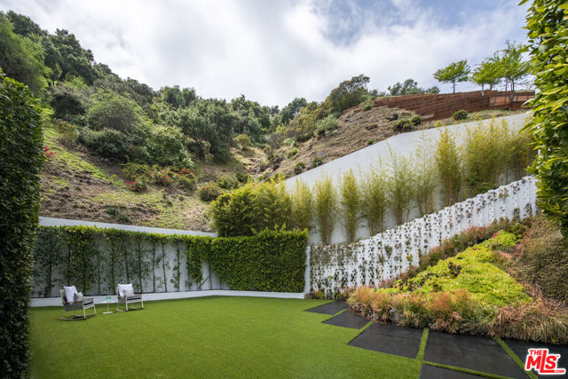 9852 San Circle, Beverly Hills CA: https://media.crmls.org/mediaz/6c66d525-65ae-44b5-9a43-bb2b76f987bc.jpg