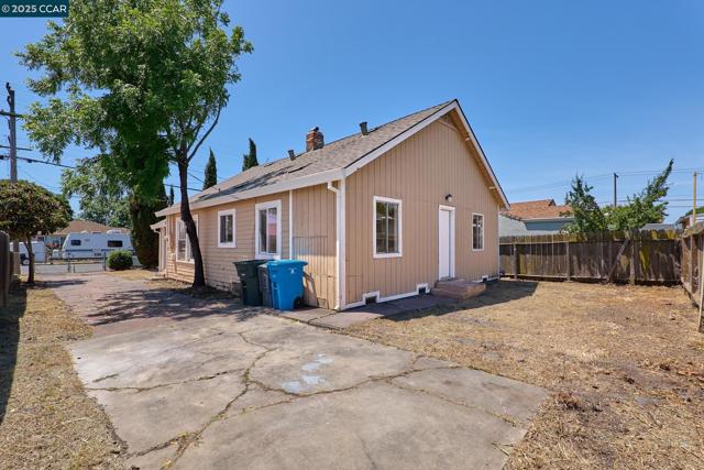 712 Springs Rd, Vallejo CA: https://media.crmls.org/mediaz/6c66fdf1-bb34-404d-9fe7-a51a4488f43d.jpg