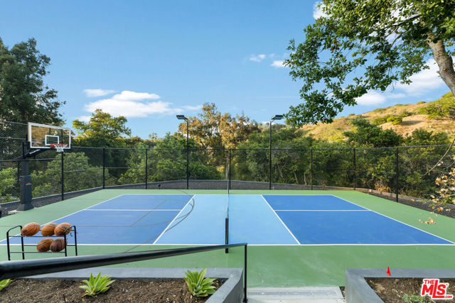 3140 Coldwater Canyon, Studio City CA: https://media.crmls.org/mediaz/6c6724c2-90b9-4a92-afc2-0c7db73e8674.jpg