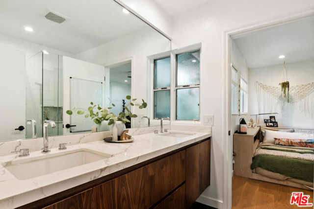17237 Quesan Place, Encino CA: https://media.crmls.org/mediaz/6c68185c-3ebe-4cbe-a6d8-0a4cd72816cf.jpg