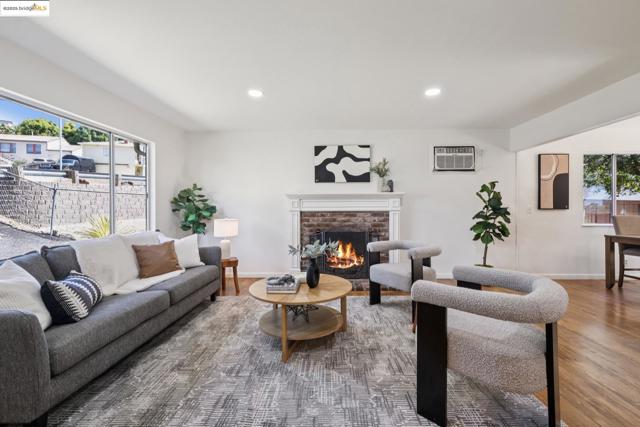 1995 149th Ave, San Leandro CA: https://media.crmls.org/mediaz/6c683bed-07ef-4c3c-a2c7-5ddb526bc62b.jpg