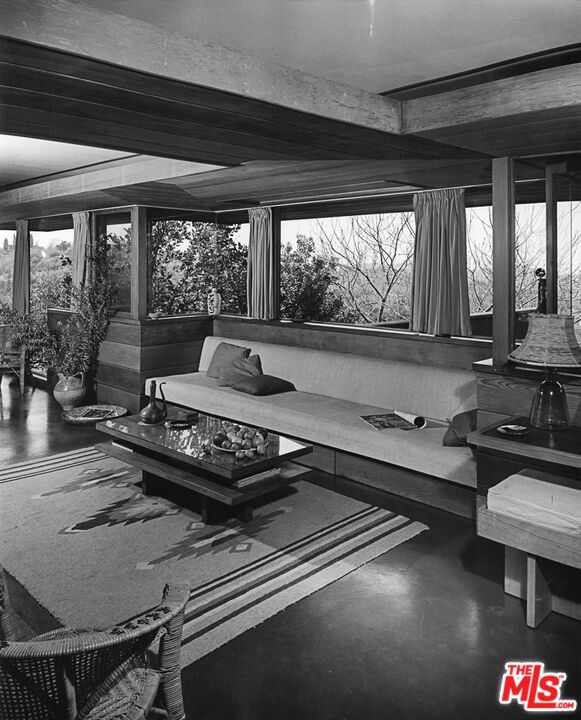 4260 Sea View Lane, Los Angeles CA: https://media.crmls.org/mediaz/6c684c62-ff21-47fa-8ee0-0448fc74732f.jpg