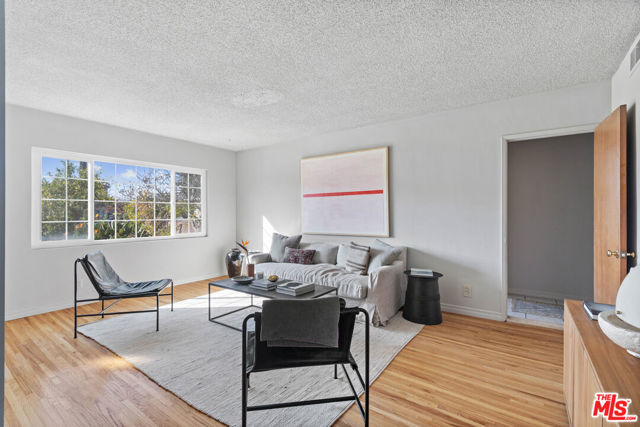 4242 Grand View Boulevard, Los Angeles CA: https://media.crmls.org/mediaz/6c694286-24f9-4d9c-ae94-a3ec340ae7d9.jpg
