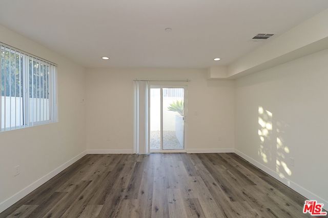 2121 S Burnside Avenue, Los Angeles CA: https://media.crmls.org/mediaz/6c6971ce-80b6-4053-b83a-6ef4fade0738.jpg