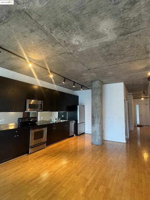 311 Oak St, Oakland CA: https://media.crmls.org/mediaz/6c69dc66-3d05-44aa-afd2-e0f5b9d2fa58.jpg