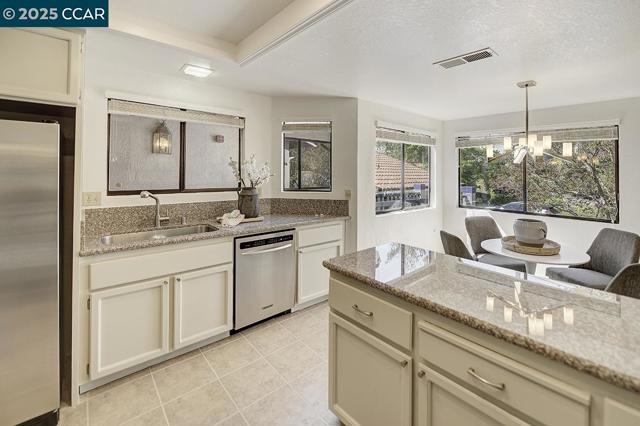 4243 Terra Granada Dr, Walnut Creek CA: https://media.crmls.org/mediaz/6c6a3446-8055-4a93-88b1-d392da3f3a02.jpg