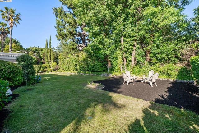 290 Bolla Ave, Alamo CA: https://media.crmls.org/mediaz/6c6a8c19-5147-4183-8efd-eeeda66784a1.jpg