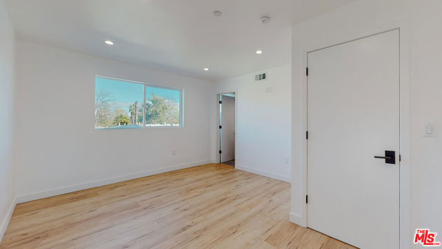 14423 Califa Street, 1/2 photo 25