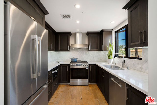10523 Ashton Avenue, Los Angeles CA: https://media.crmls.org/mediaz/6c6b4f55-a522-4562-a3fc-ed60d55567fa.jpg