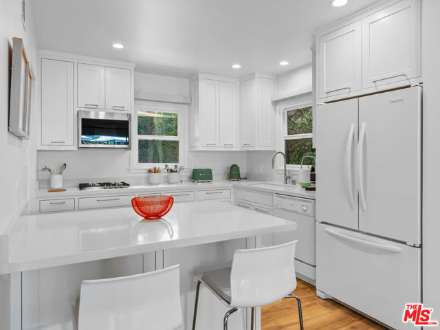 3818 Hollyline Avenue, Sherman Oaks CA: https://media.crmls.org/mediaz/6c6b9904-f785-48d1-956f-ba4856f9507d.jpg