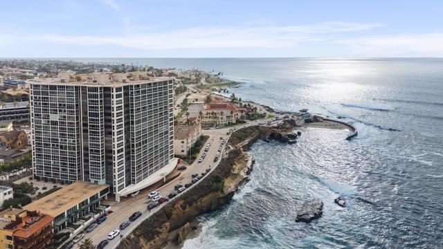 939 Coast Boulevard, La Jolla CA: https://media.crmls.org/mediaz/6c6d0147-9529-412b-b097-630f86e4bba3.jpg