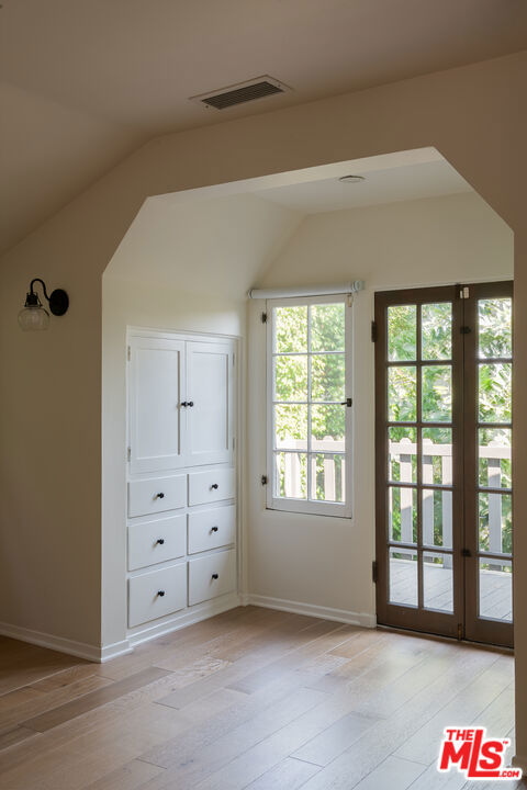 3756 Effingham Place, Los Angeles CA: https://media.crmls.org/mediaz/6c6f1e98-6db7-43c6-949a-2857a7527552.jpg