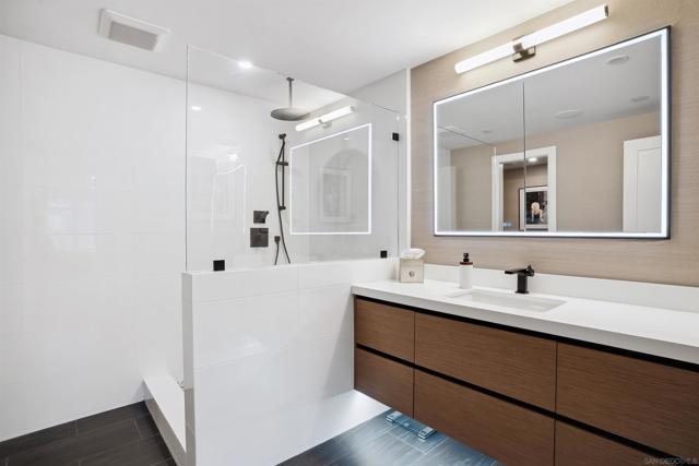 3334 Caminito Cabo Viejo, Del Mar CA: https://media.crmls.org/mediaz/6c6fe879-3350-45f0-b782-cf7c38691e4d.jpg