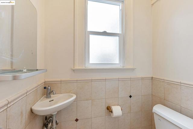 2033 Clement St, San Francisco CA: https://media.crmls.org/mediaz/6c7025fe-97e8-4bf9-8e41-9aa845ee8218.jpg
