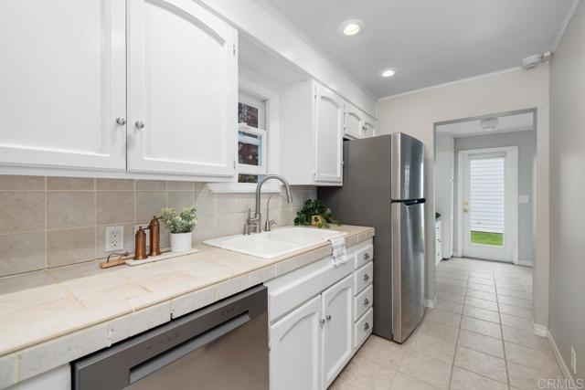 131 H Avenue, Coronado CA: https://media.crmls.org/mediaz/6c708ddb-160e-45c4-958d-8ad959ac6b59.jpg