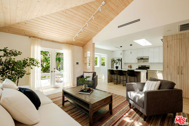 856 858 Coeur D Alene Avenue, Venice CA: https://media.crmls.org/mediaz/6c71a4f4-3190-4b1d-b954-84cead62fe68.jpg