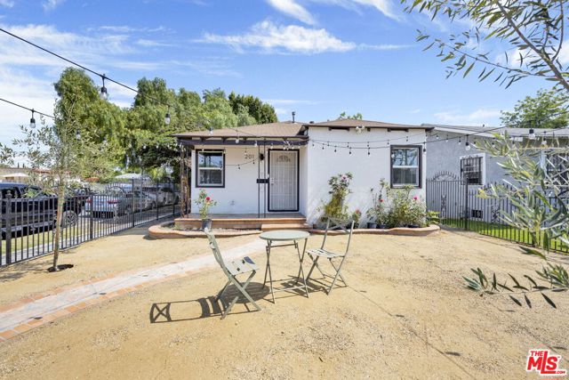 201 E 91st Street, Los Angeles CA: https://media.crmls.org/mediaz/6c71cf31-76ad-45a1-a431-51a36bbeff20.jpg
