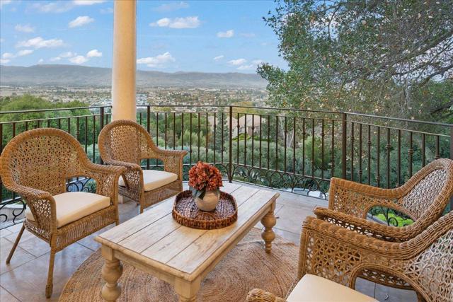 1750 Vista Del Sur, Gilroy CA: https://media.crmls.org/mediaz/6c727781-a22b-4e4d-a5ec-20eeb31505ef.jpg