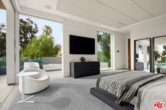 1410 Georgina Avenue, Santa Monica CA: https://media.crmls.org/mediaz/6c72921a-30c5-4b24-a46e-acccf0d17620.jpg