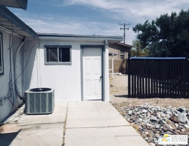 15875 N Crystal Springs Drive, Palm Springs CA: https://media.crmls.org/mediaz/6c72b486-9f6b-4e10-a19e-5cc6bef49e19.jpg