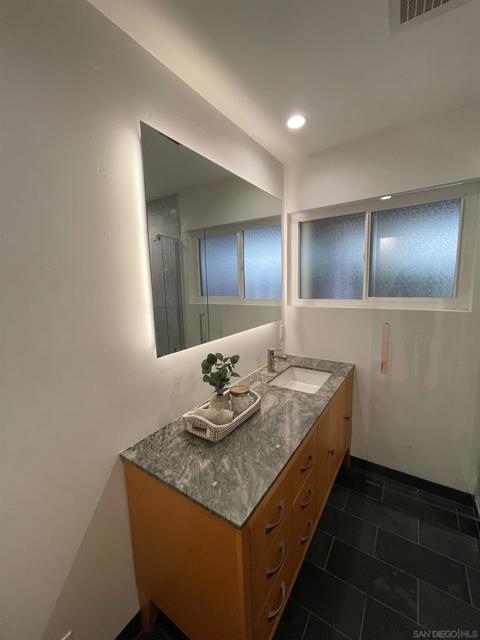Image 22 of 31 For 2610 Torrey Pines Rd  D25