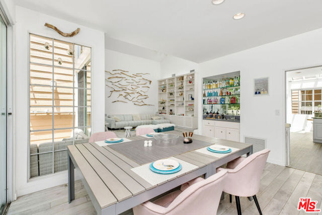 4342 Redwood Avenue, Marina del Rey CA: https://media.crmls.org/mediaz/6c74a49b-f7d2-4aaa-9ca0-a1d3b9c6e03d.jpg