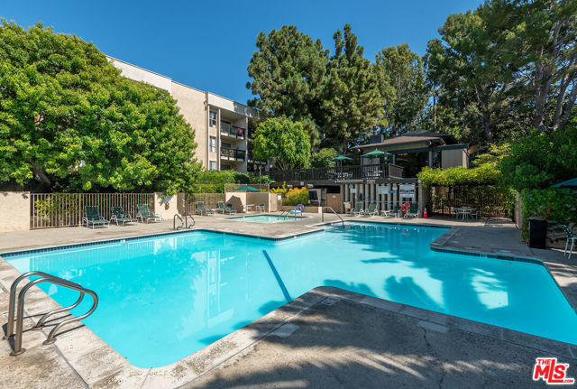 7211 Raintree Circle, Culver City CA: https://media.crmls.org/mediaz/6c7592e0-ab0a-439a-892a-4b4cab00f907.jpg