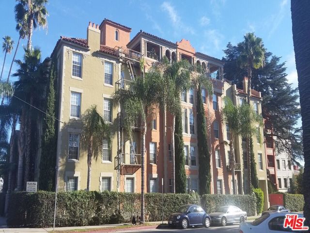5640 Franklin Avenue, Los Angeles CA: https://media.crmls.org/mediaz/6c7635a4-fa37-4af9-b315-bb18282ed305.jpg