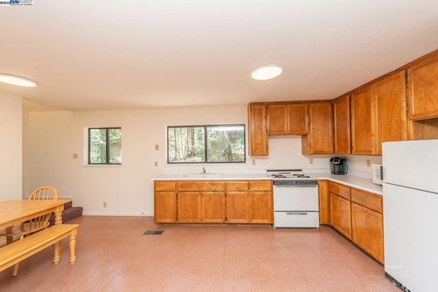 121 Mountain Aire Ln, Trinity Center CA: https://media.crmls.org/mediaz/6c768016-42d0-4ba9-b57c-c9f70fd44dd0.jpg