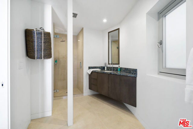 6375 Gayton Place, Malibu CA: https://media.crmls.org/mediaz/6c76feb8-362b-41a1-974d-cd7c5e6bc533.jpg