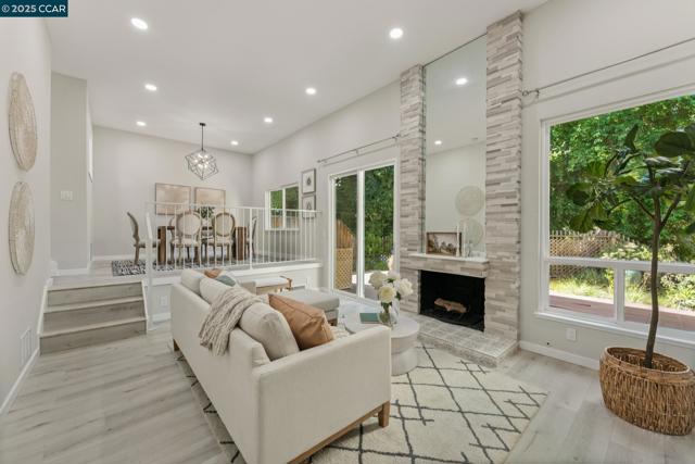 332 Kinross Dr, Walnut Creek CA: https://media.crmls.org/mediaz/6c7716fa-5c78-4951-95d1-c66698d597ab.jpg